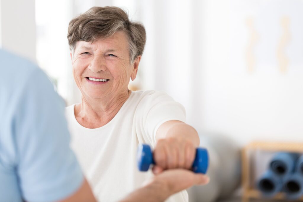 Adulto mayor en rehabilitación por osteoartrosis