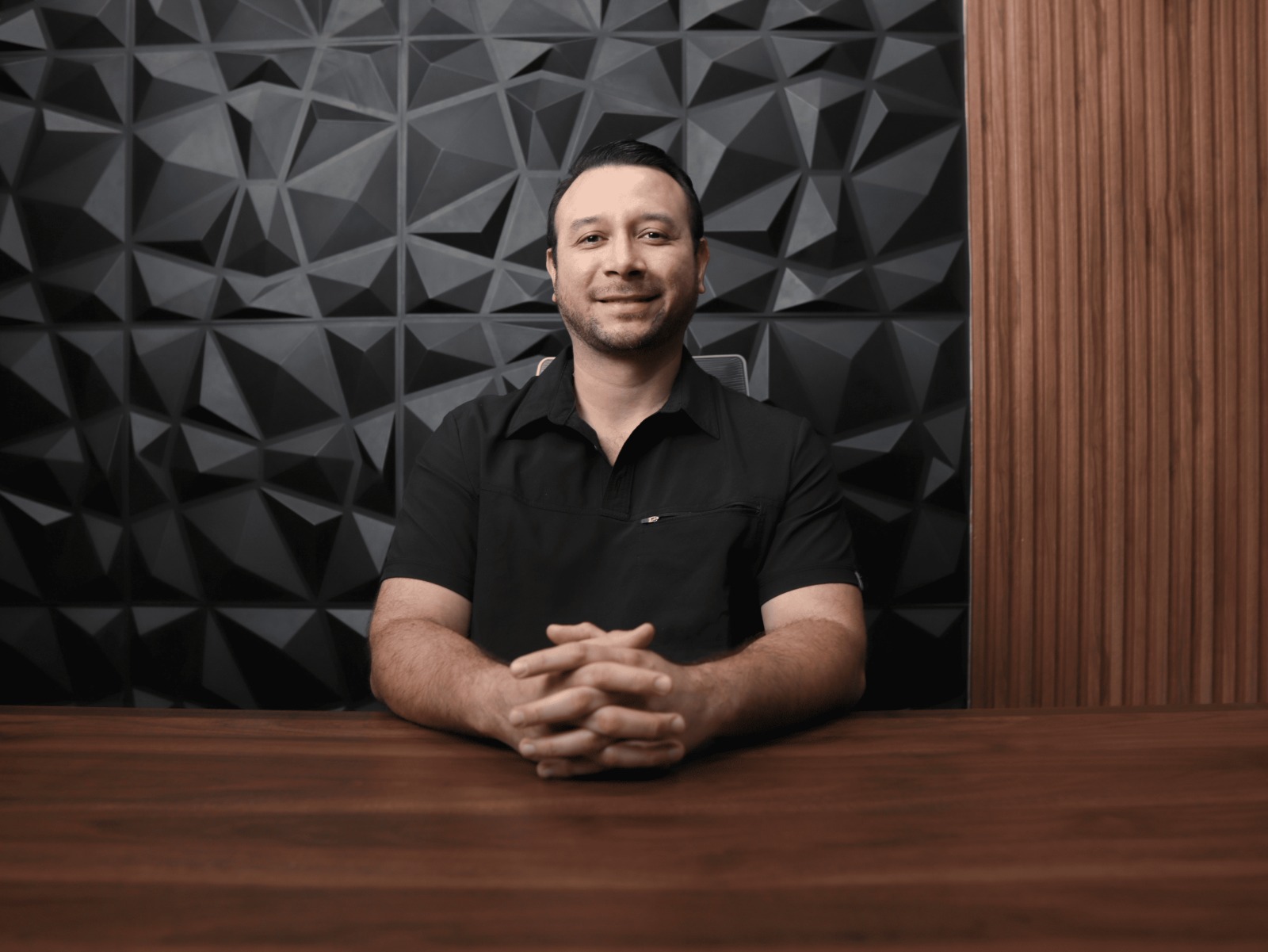 doctor carlos aguilar posando en escritorio